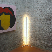 Lade das Bild in den Galerie-Viewer, LYCKLY Leia - Minimal Design - Dimmbare LED Ecklampe