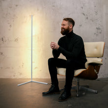 Lade das Bild in den Galerie-Viewer, LYCKLY Leia - Minimal Design - Dimmbare LED Ecklampe