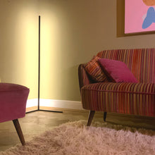 Lade das Bild in den Galerie-Viewer, LYCKLY Leia - Minimal Design - Dimmbare LED Ecklampe