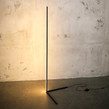 Lade das Bild in den Galerie-Viewer, LYCKLY Leia - Minimal Design - Dimmbare LED Ecklampe