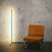Lade das Bild in den Galerie-Viewer, LYCKLY Leia - Minimal Design - Dimmbare LED Ecklampe