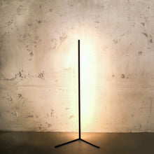 Lade das Bild in den Galerie-Viewer, LYCKLY Leia - Minimal Design - Dimmbare LED Ecklampe