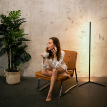 Lade das Bild in den Galerie-Viewer, LYCKLY Leia - Minimal Design - Dimmbare LED Ecklampe